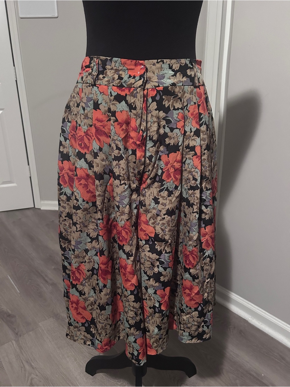 Vintage 90s Floral Pleated Culottes | Wide Leg Gaucho Shorts  | Cottagecore